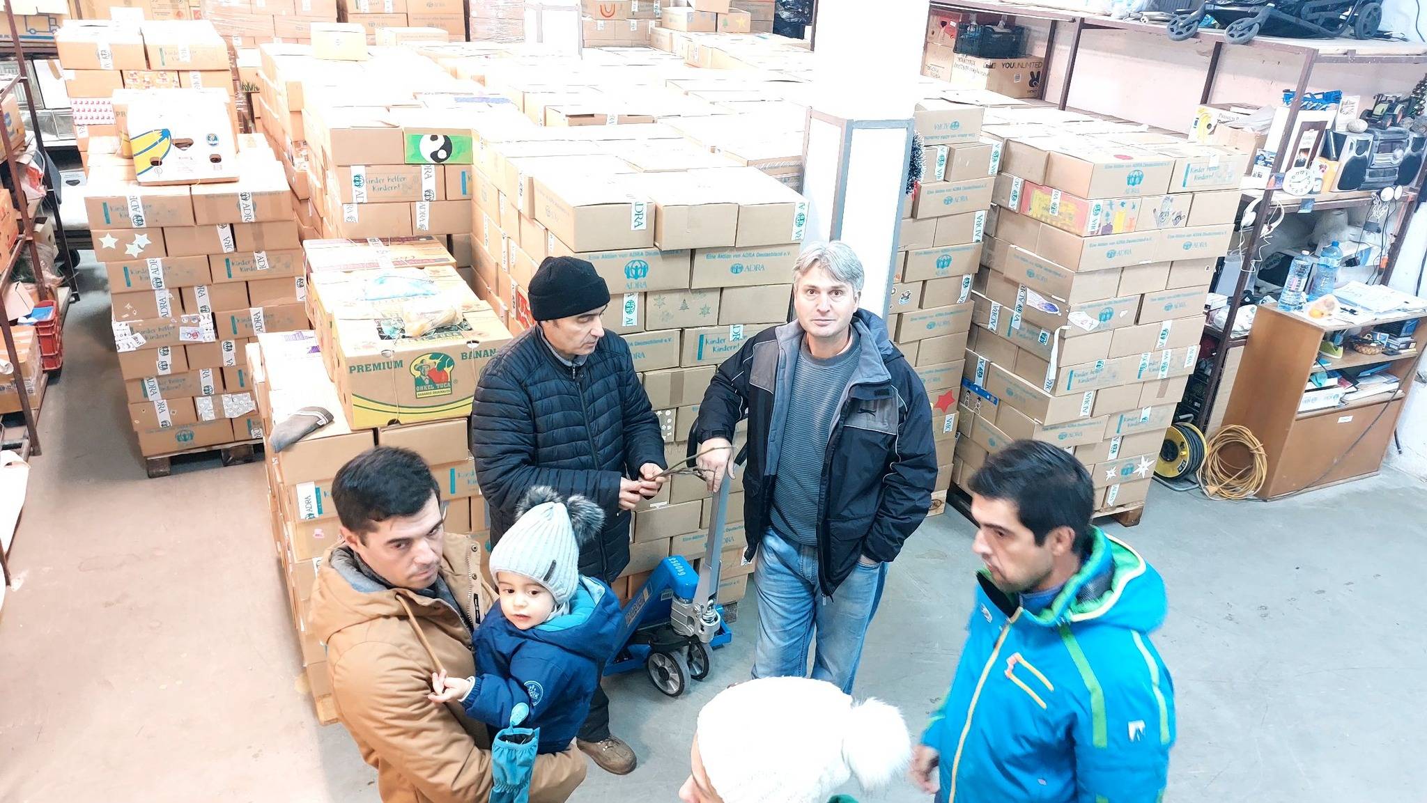 120 деца в неравностойно положение от община Мездра получиха подаръчни пакети за Коледа 